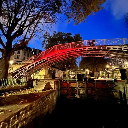 With Fabulous View On Roofs Rum i privatbostad Paris