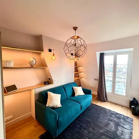 With Fabulous View On Roofs Rum i privatbostad