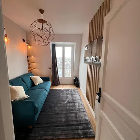 Rum i privatbostad With Fabulous View On Roofs Paris