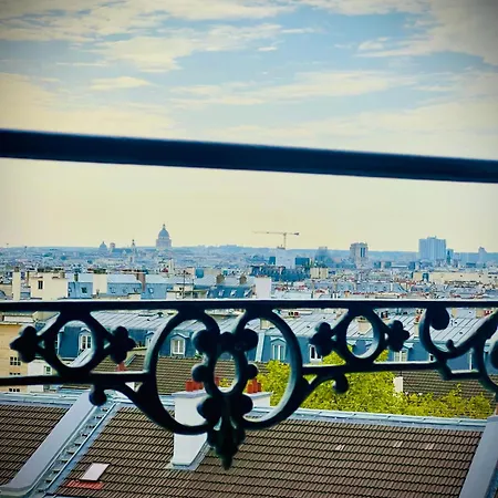With Fabulous View On Roofs Rum i privatbostad Paris