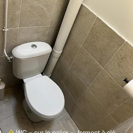 With Fabulous View On Roofs Rum i privatbostad Paris